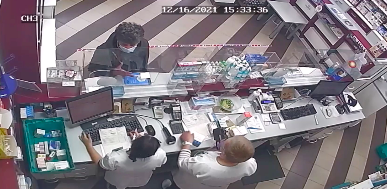 Femeia care a furat o borsetă dintr-o farmacie a fost prinsă. O parte din bani i-a aruncat, o parte i-a ars