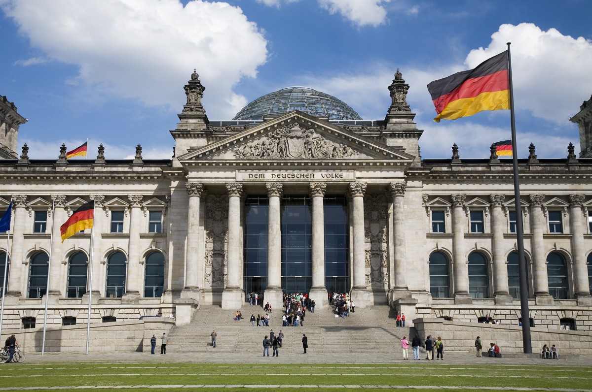 Guvernul german examinează noi restricţii, inclusiv limitarea reuniunilor private