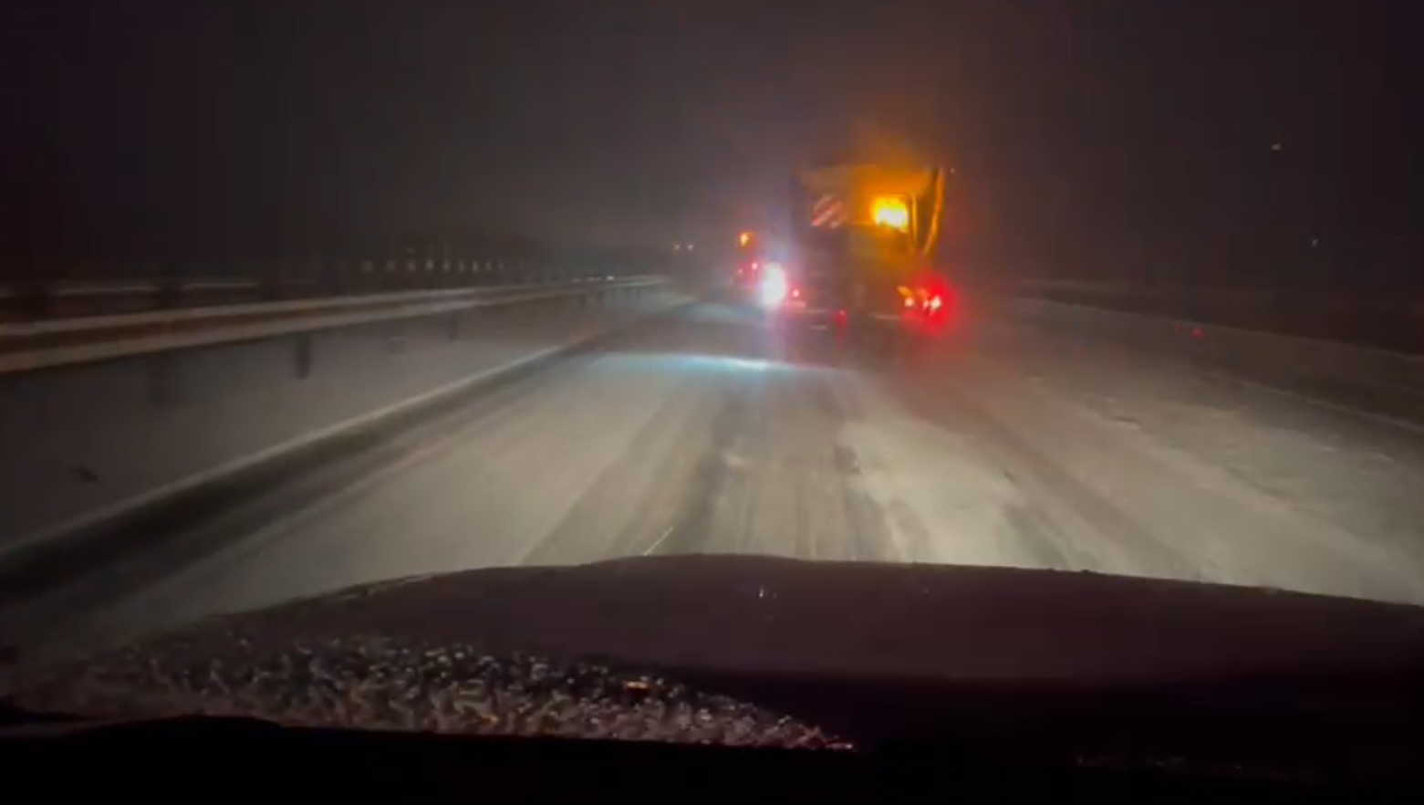 VIDEO Şoferi de TIR care criticau deszăpezirea de pe A1, în județul Sibiu, surprinşi prin staţie chiar de drumarii care munceau