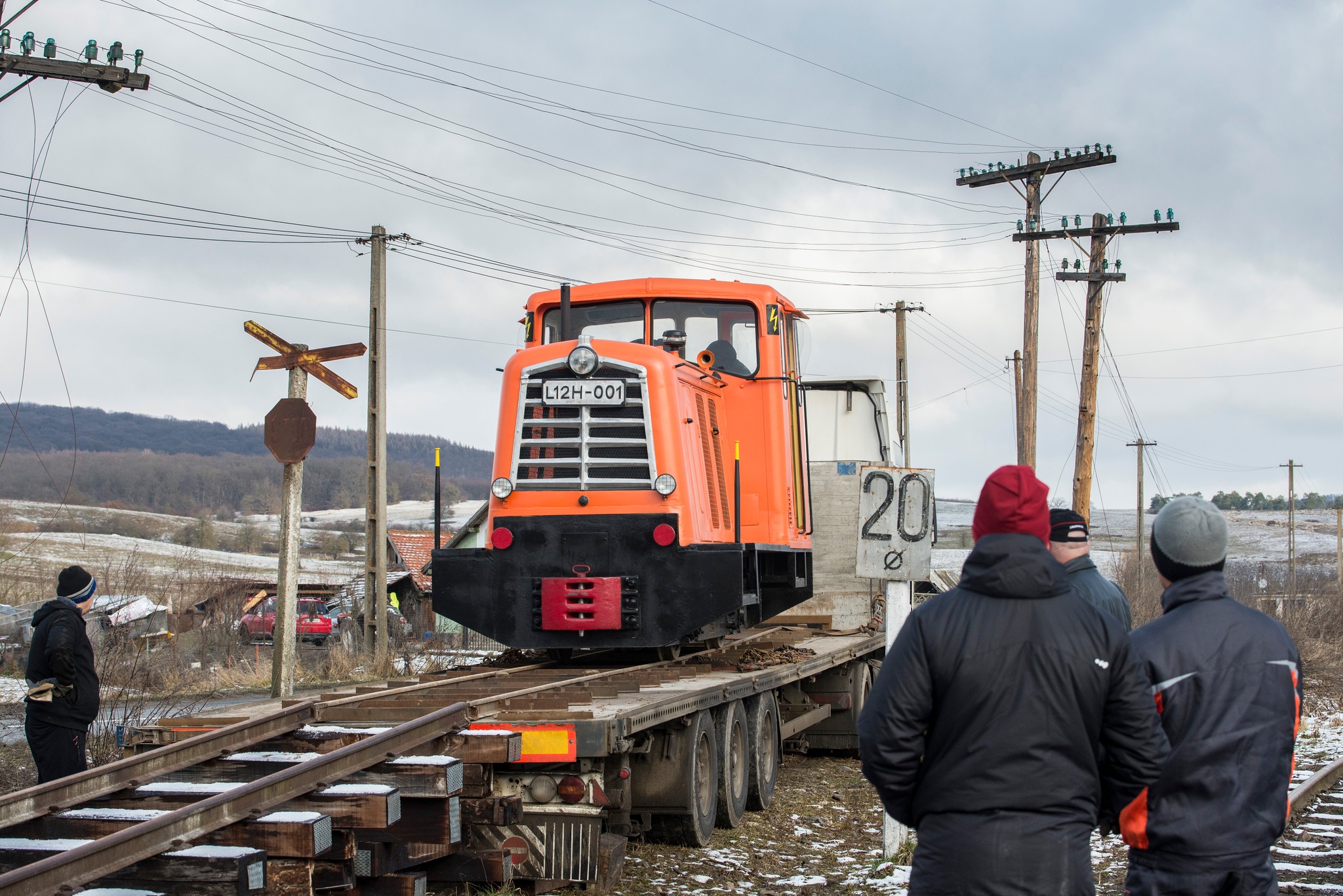 FOTO Prima locomotivă nouă de pe Valea Hârtibaciului, după 47 de ani, este portocalie