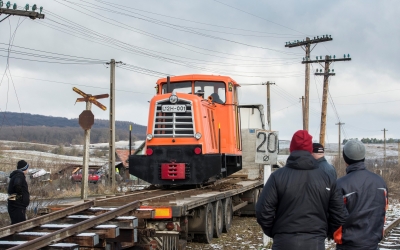 FOTO Prima locomotivă nouă de pe Valea Hârtibaciului, după 47 de ani, este portocalie