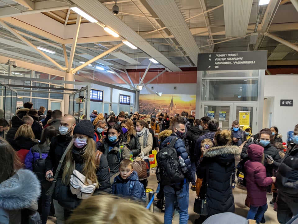 Aglomerație pe Aeroportul Sibiu: „Dacă luni e așa, vineri cum va fi?”. Aeroportul: „toate facilitățile de procesare funcționează la capacitate maximă”