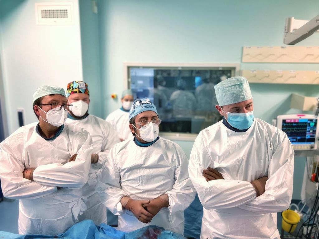 Premieră pentru cardiologia intervențională din Transilvania: O echipă de medici sibieni a salvat viața unei paciente cu o intervenție transcateter complexă