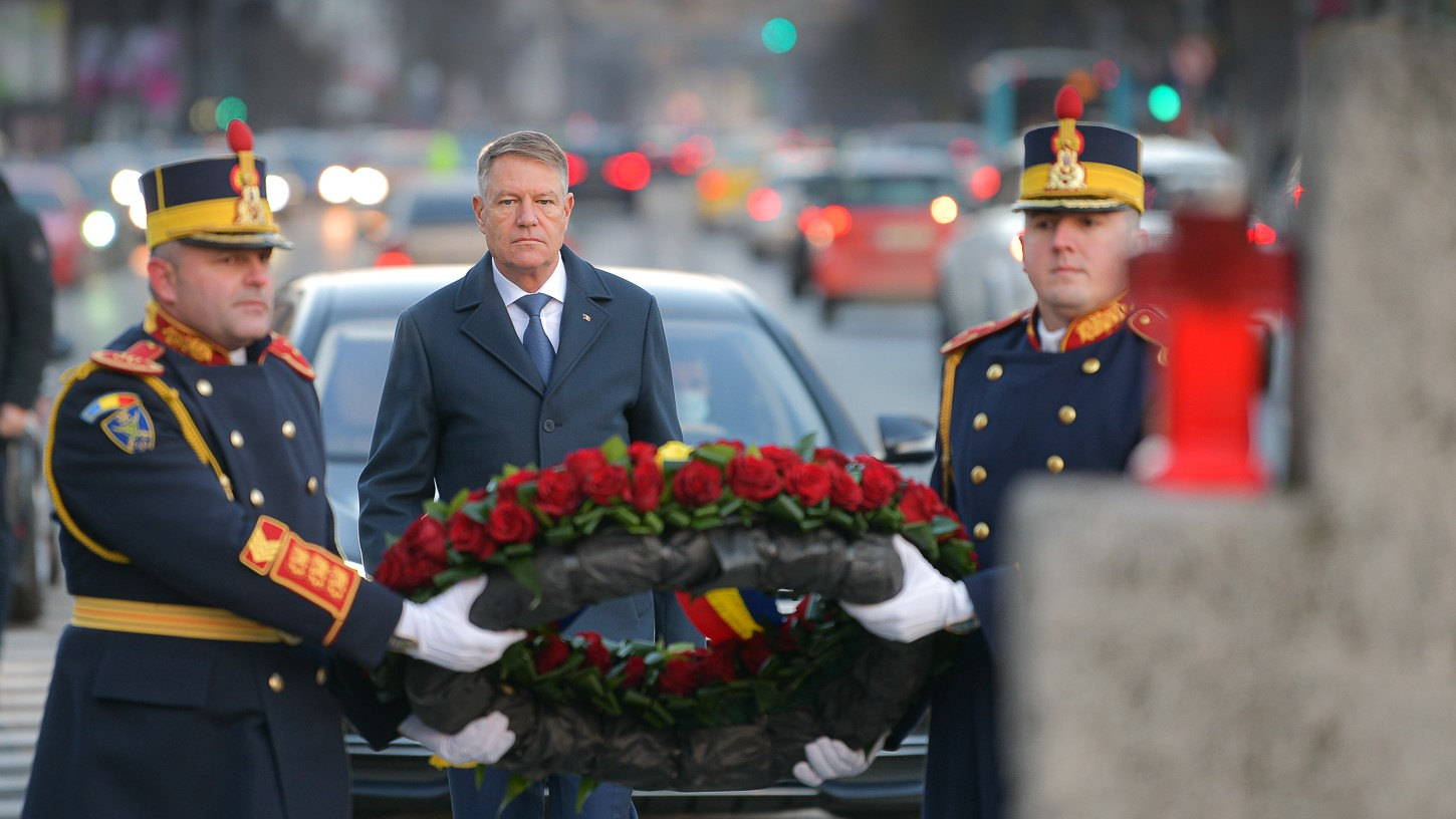 VIDEO Preşedintele Iohannis a depus o coroană de flori în memoria victimelor Revoluţiei din 1989