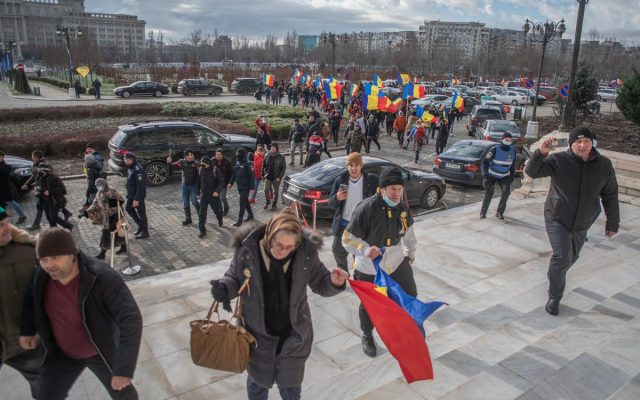 Maşinile ambasadelor Japoniei şi SUA în România, vandalizate de protestatarii AUR