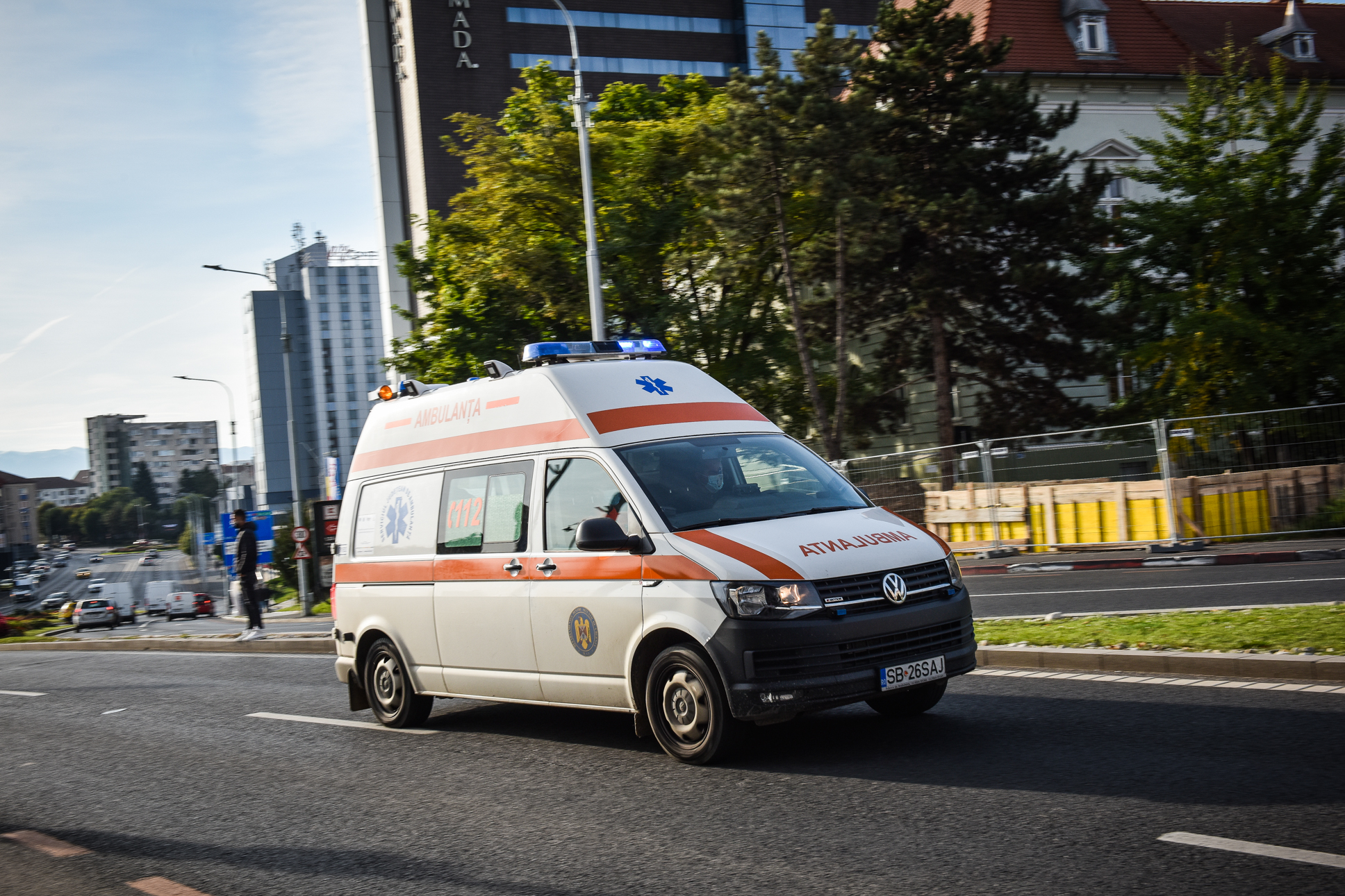 Pieton lovit de mașină după ce a traversat pe roșu, în Mediaș