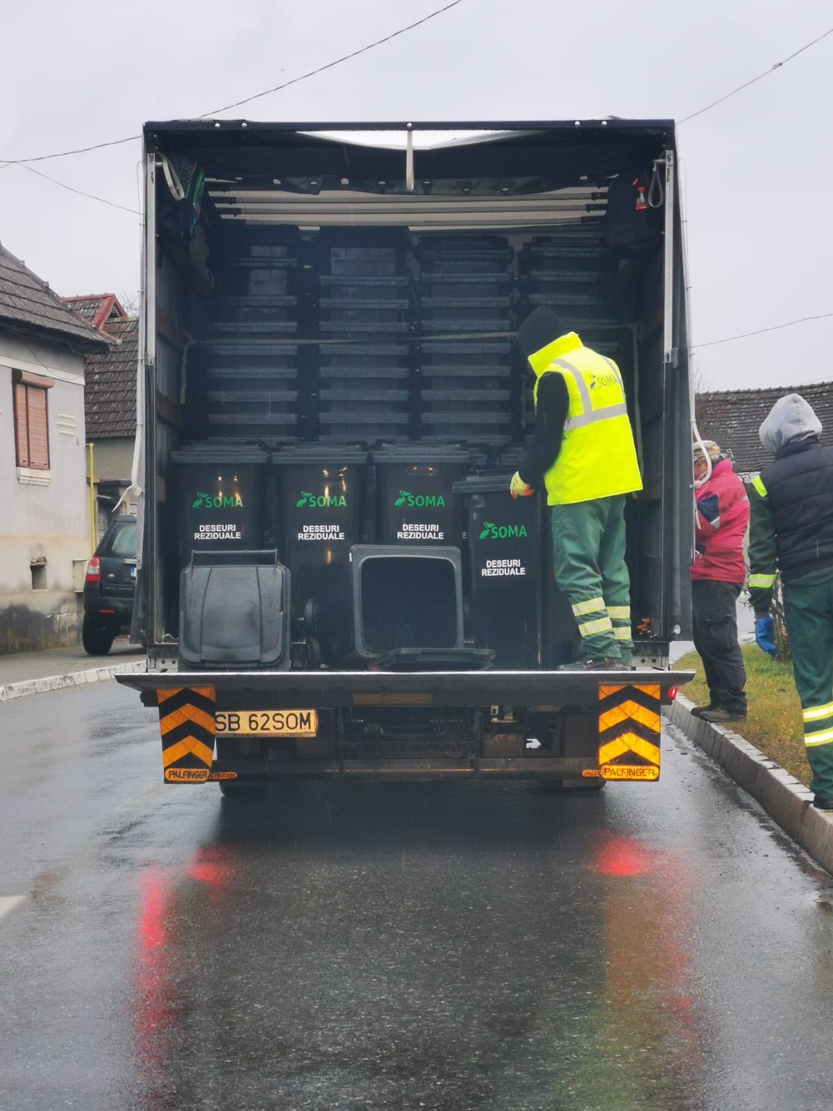 ADI ECO Sibiu monitorizează activitatea de împărțire a pubelelor în orașul Avrig și localitățile vecine. „Cel mai important lucru pe care l-am observat este că oamenii vor să precolecteze corect”