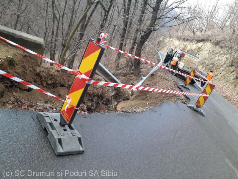 O porţiune de 20 de metri din drumul judeţean Jina - Şugag s-a surpat