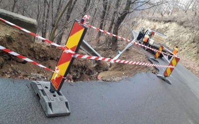 O porţiune de 20 de metri din drumul judeţean Jina - Şugag s-a surpat