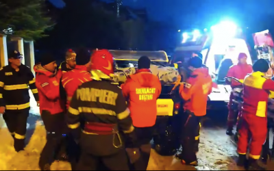 VIDEO Prahova: Adolescent căzut de pe ATV într-o râpă, scos de salvamontiştii din Buşteni şi transportat la spital