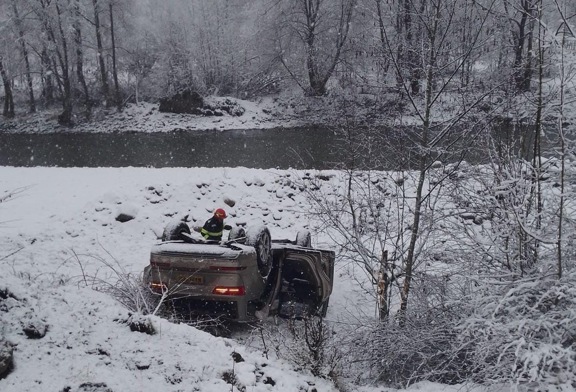 Patru cetățeni turci, între care doi copii, s-au răsturnat cu mașina pe drumul către pârtia de schi de pe Transalpina