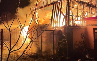 Foto/Video Un incendiu violent a izbucnit la o anexă gospodărească din Rusciori