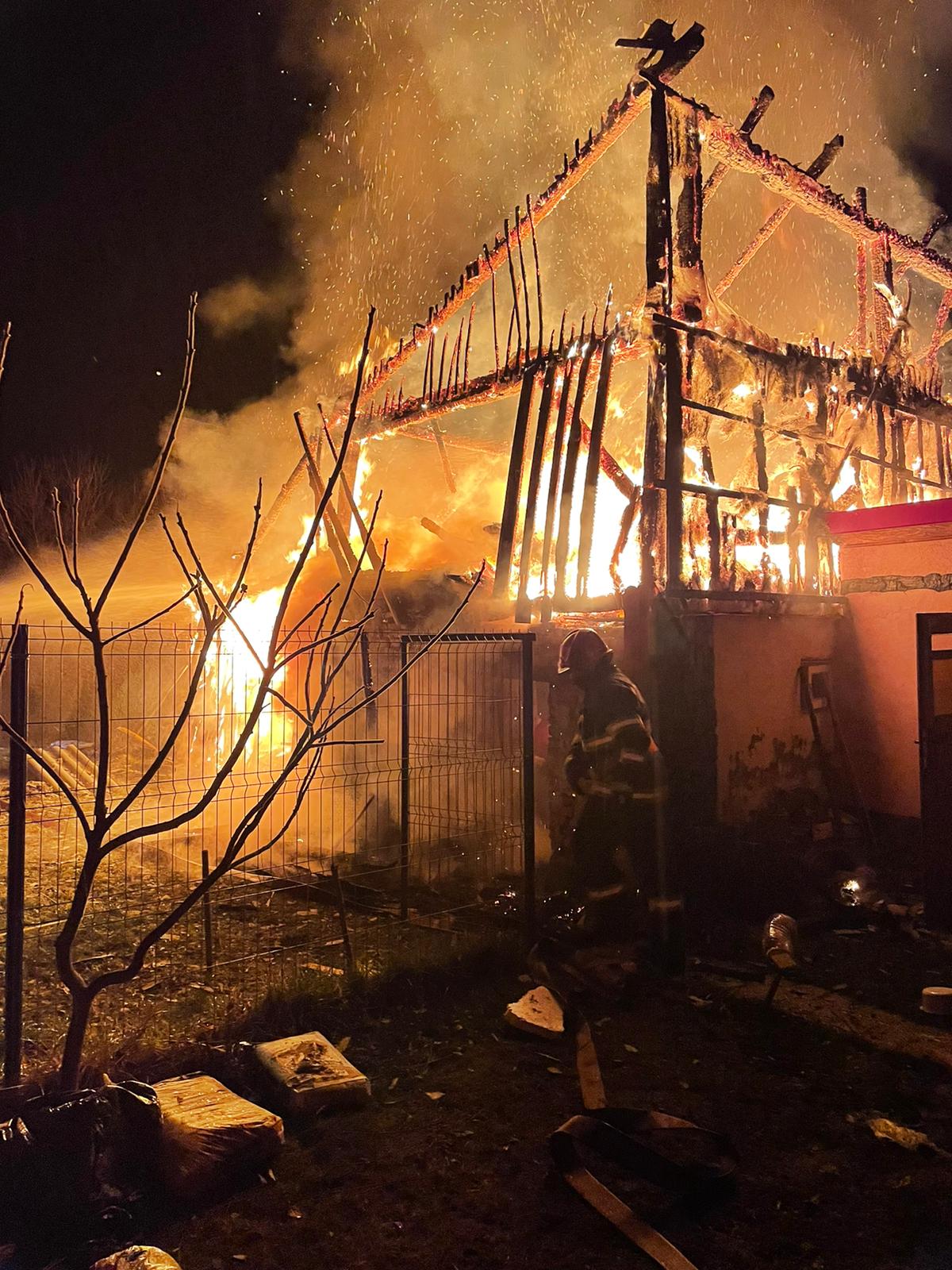Foto/Video Un incendiu violent a izbucnit la o anexă gospodărească din Rusciori