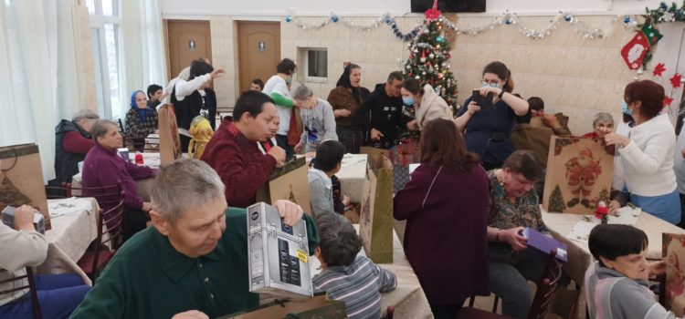 50 de persoane internate în Centrul de Abilitare și Reabilitare din Cisnădie au primit elecrocasnice, produse de igienă și alimente