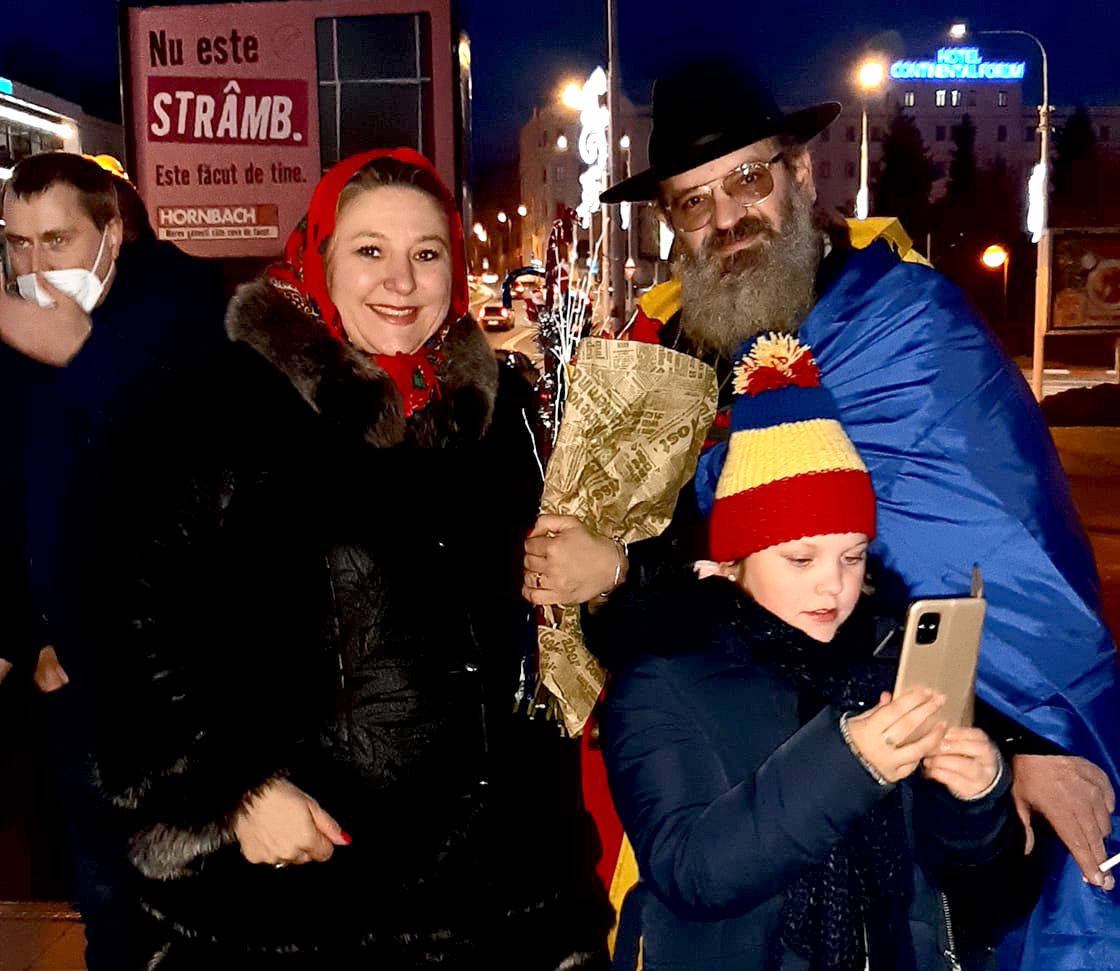 Diana Șoșoacă a venit să protesteze la Sibiu: eu vreau sa ascult colinde, de aceea am venit 