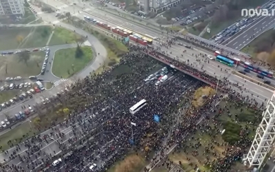 VIDEO Mii de manifestanţi au blocat şosele și autostrăzi în Serbia. Imagini din dronă