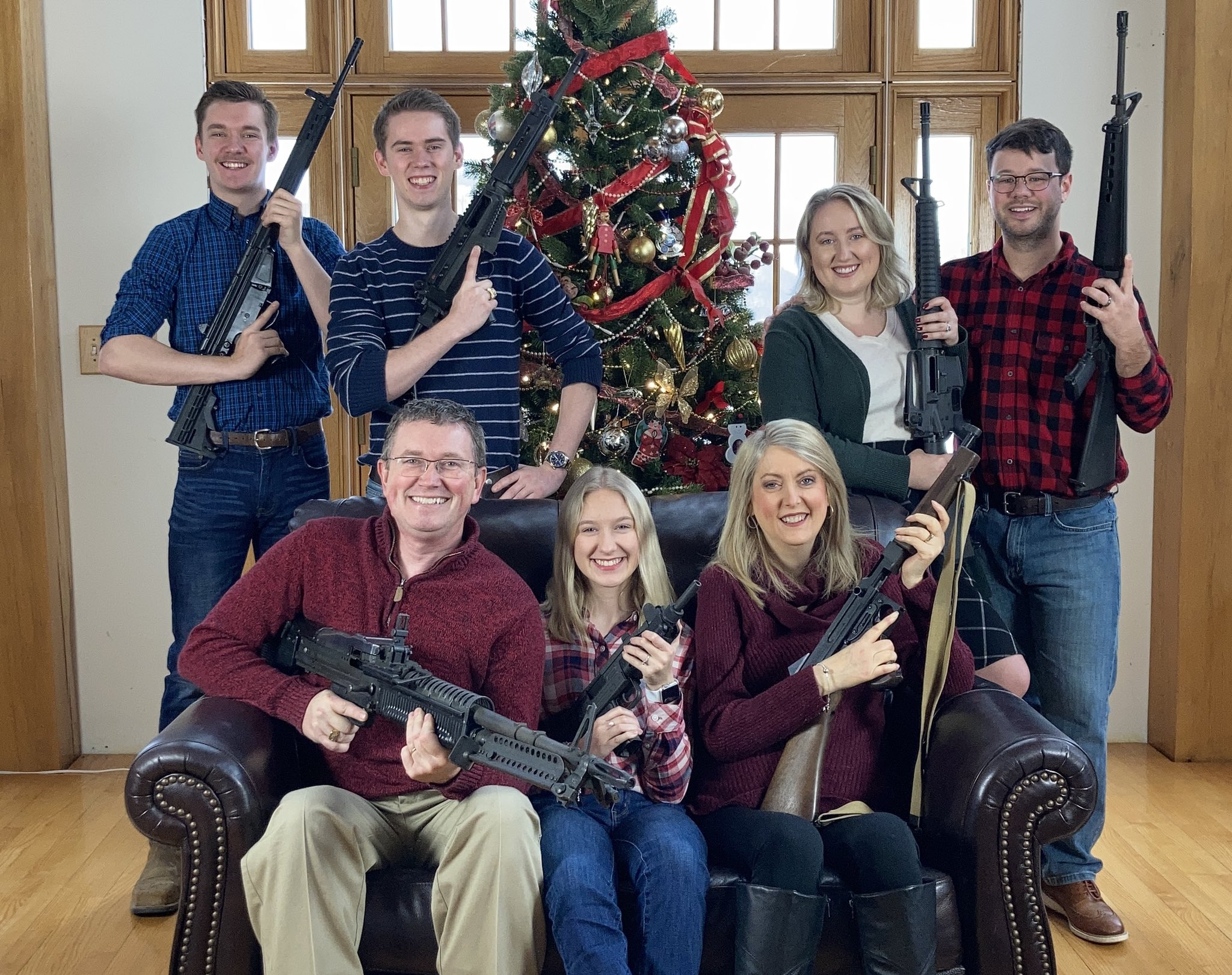 Indignare în SUA, după ce un republican a postat o fotografie cu familia sa cu arme de foc în mână în faţa bradului de Crăciun