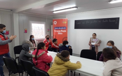 Crucea Roșie Sibiu a deschis două centre educaționale. „Un mod de a fi alături de copiii din familiile vulnerabile”