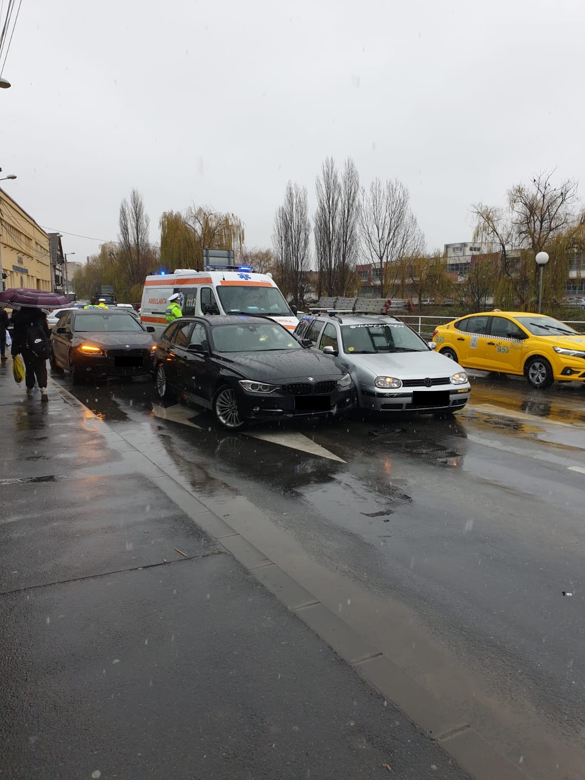 Accident în lanț, cu trei mașini implicate, pe Râului. O femeie a fost transportată la spital