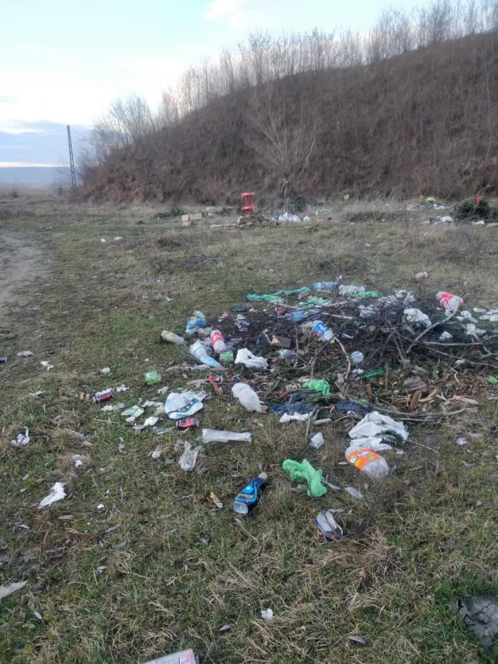 Primarul Avrigului către cetățeni: ”De ce mai aruncați gunoiul în camp, când mașina de gunoi vine și vi-l ridică de la poartă?”