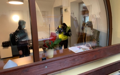 FOTO VIDEO Clădire de birouri din centrul Sibiului, vandalizată noaptea trecută. Pagubele se ridică la 25.000 de lei