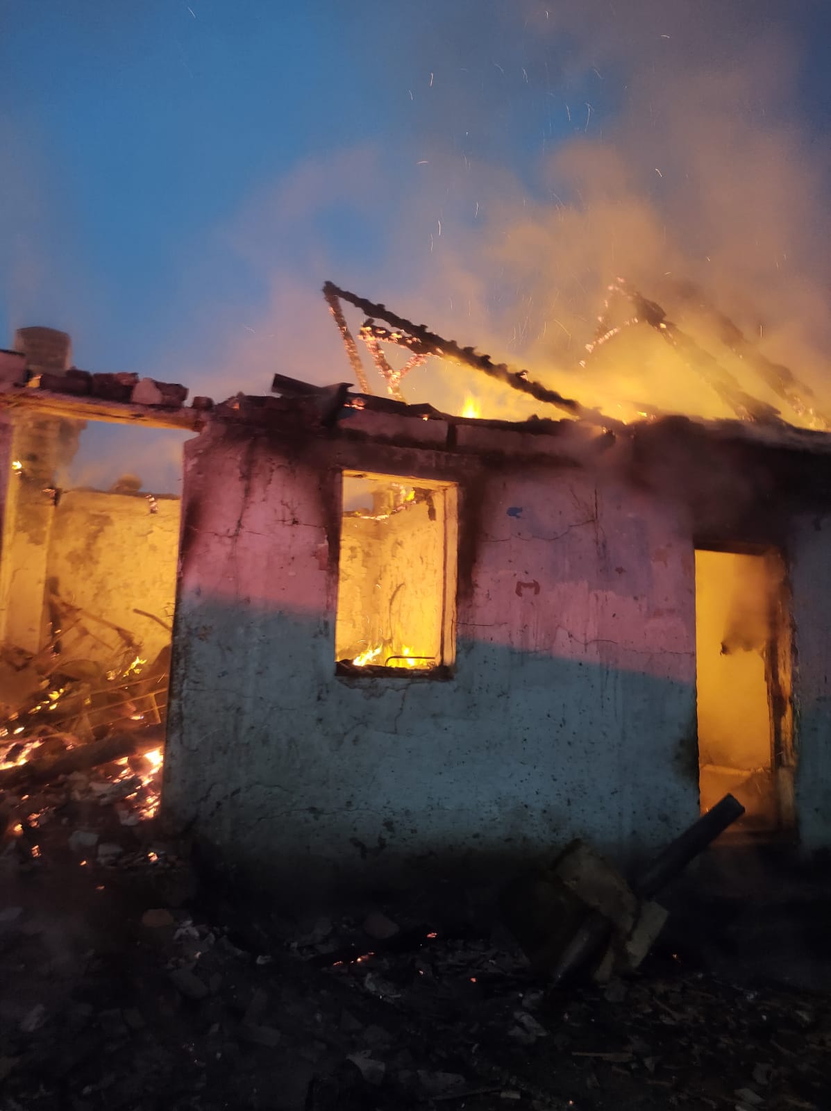 O familie cu patru copii a rămas fără casă, în Țichindeal, în urma unui incendiu
