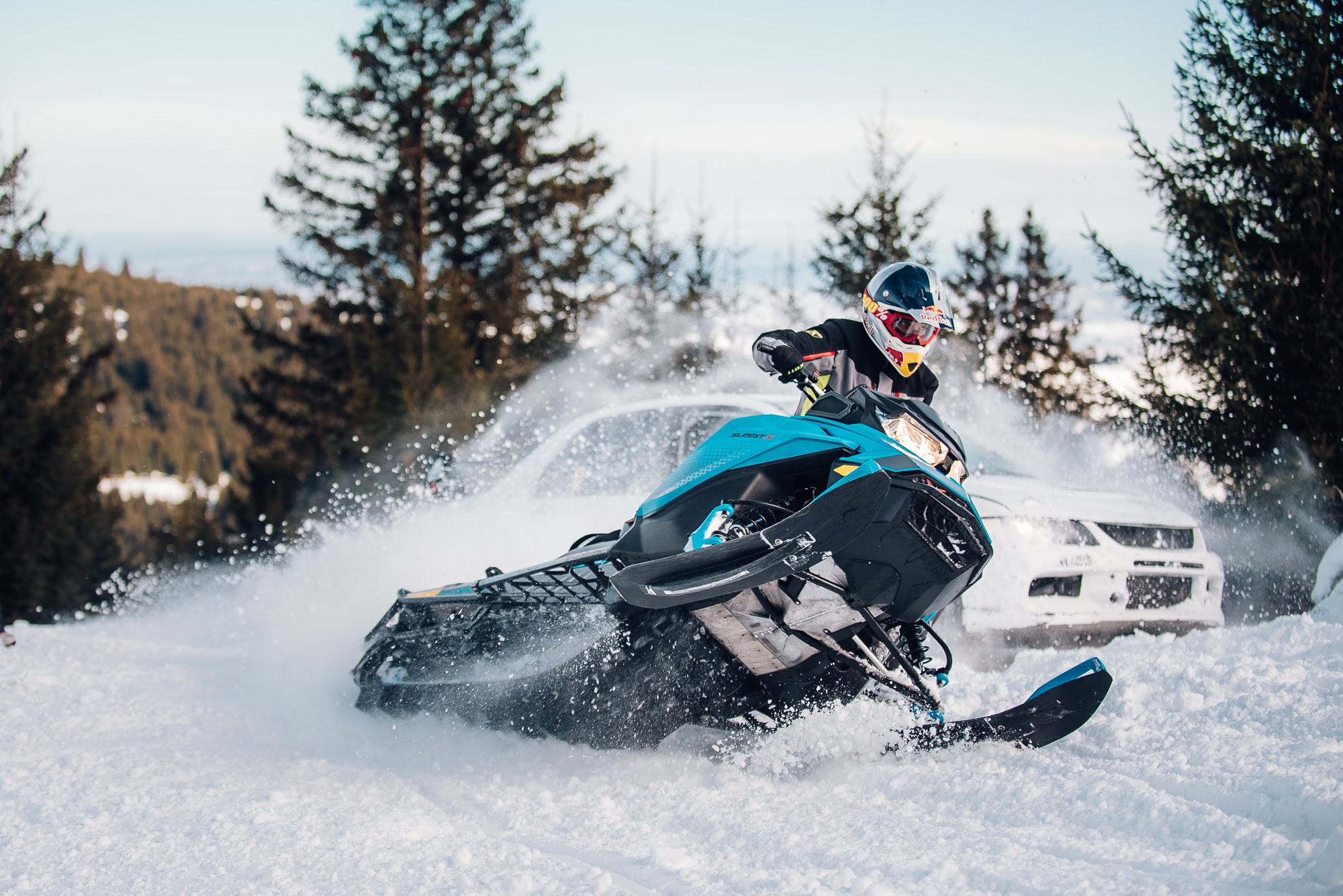 VIDEO - Concurs pe pârtie, la Arena Platoș: Mașină de curse vs. snowmobil