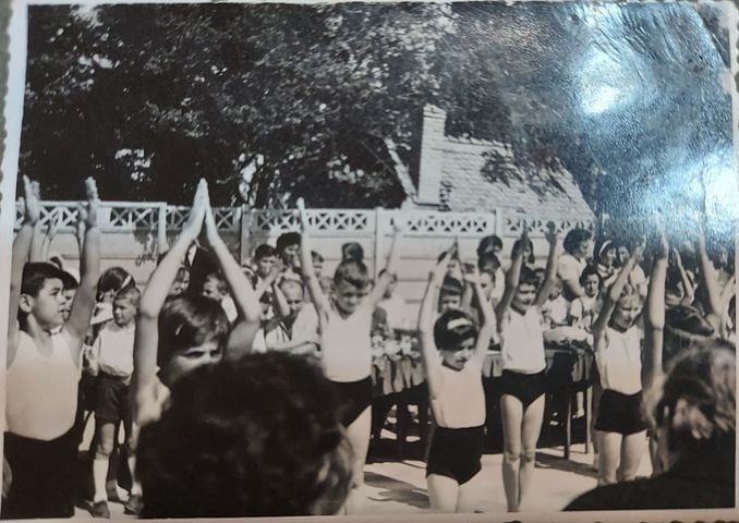 O parte din istoria Sibiului. La împlinirea a 60 de ani, școala I.L. Caragiale își invită absolvenții să trimită fotografii cât mai vechi