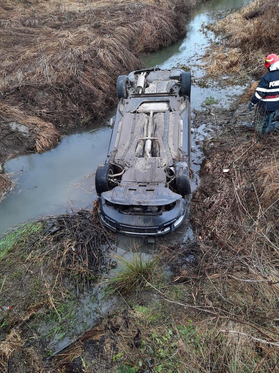 O mașină cu trei persoane la bord a căzut într-un pârâu, la Bârghiș. Șoferul conducea cu viteză