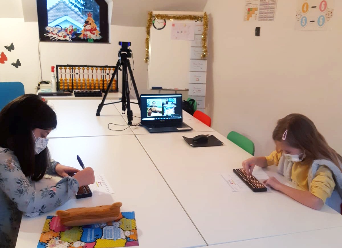 Premieră în Sibiu: Cursuri interactive de matematică pentru elevi, după cele mai înalte standarde internaționale