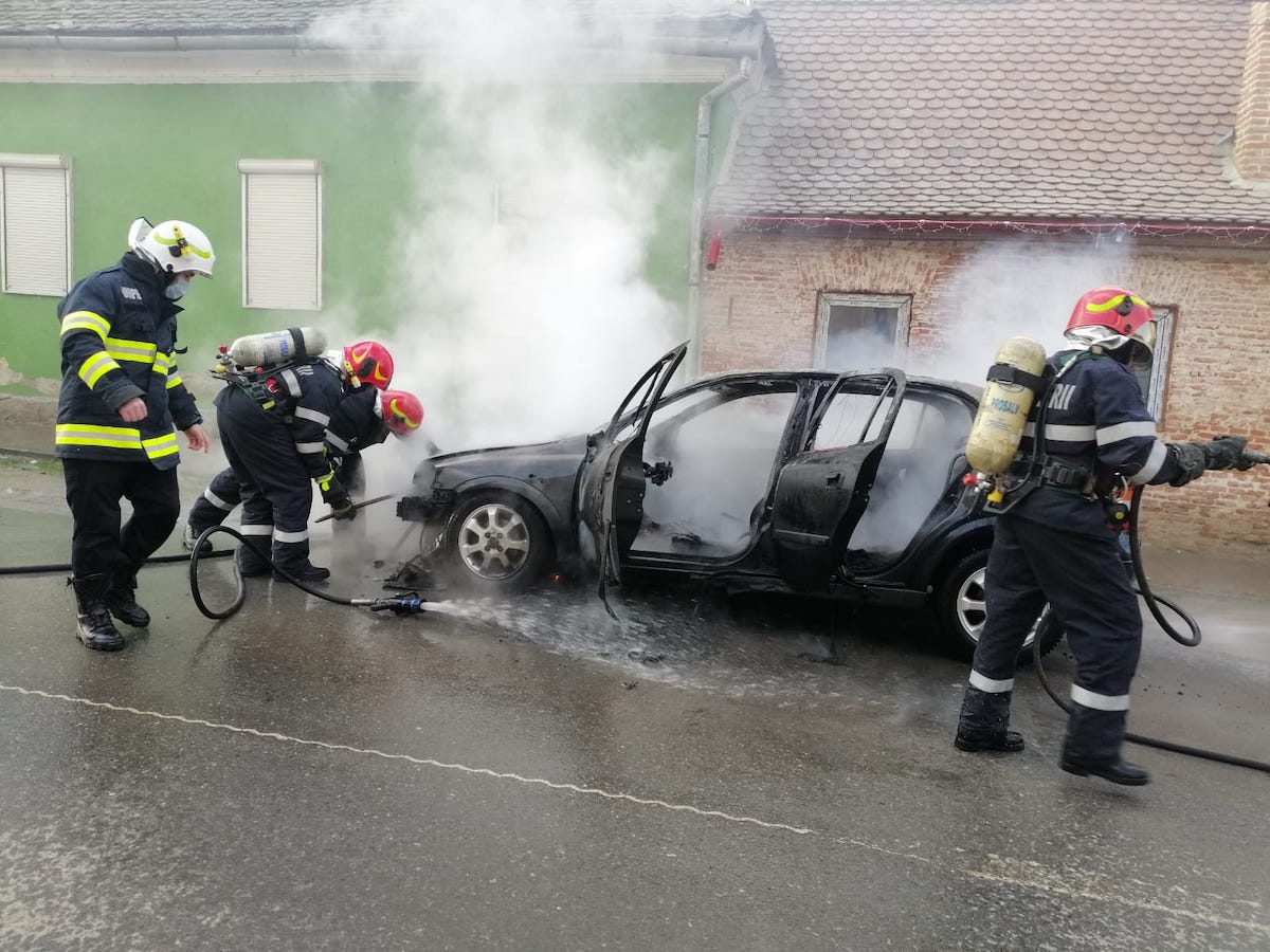 Autoturism în flăcări, la Orlat. Focul a deteriorat și geamul unei case din apropiere