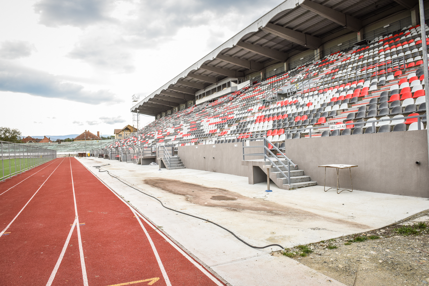 Cel puțin o parte din tribuna oficială a stadionului trebuie demolată. Acea tribună abia reabilitată