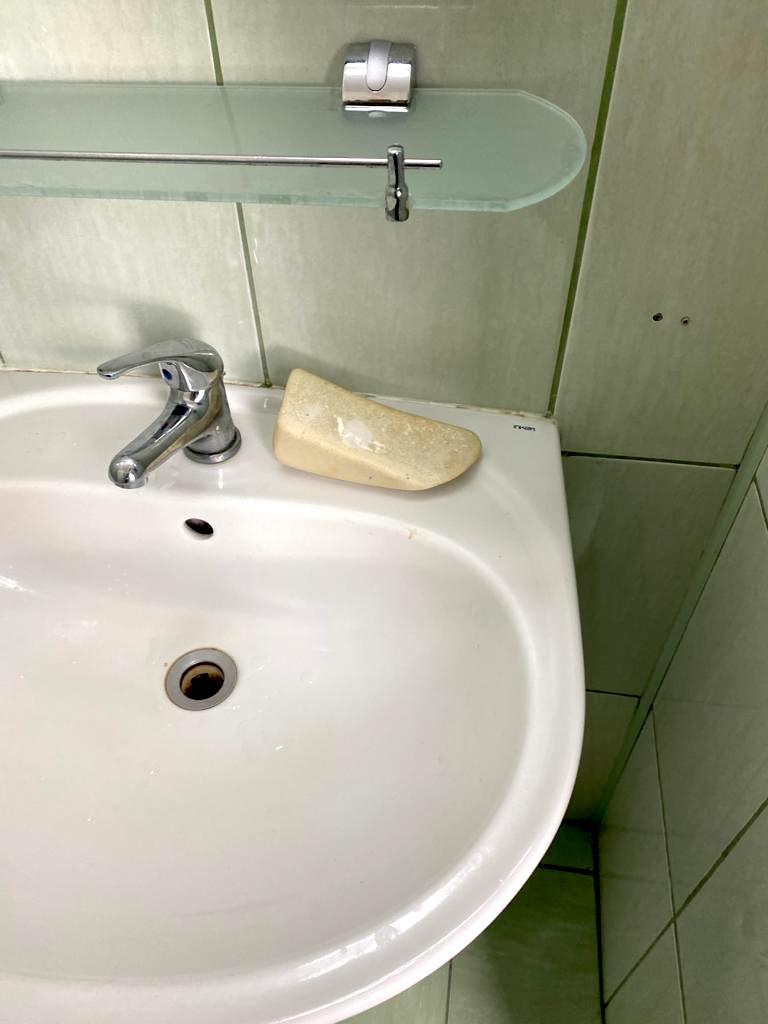 În plină pandemie, o instituție publică din Sibiu nu mai e curățată de două luni: la baie au săpun de rufe, adus de acasă