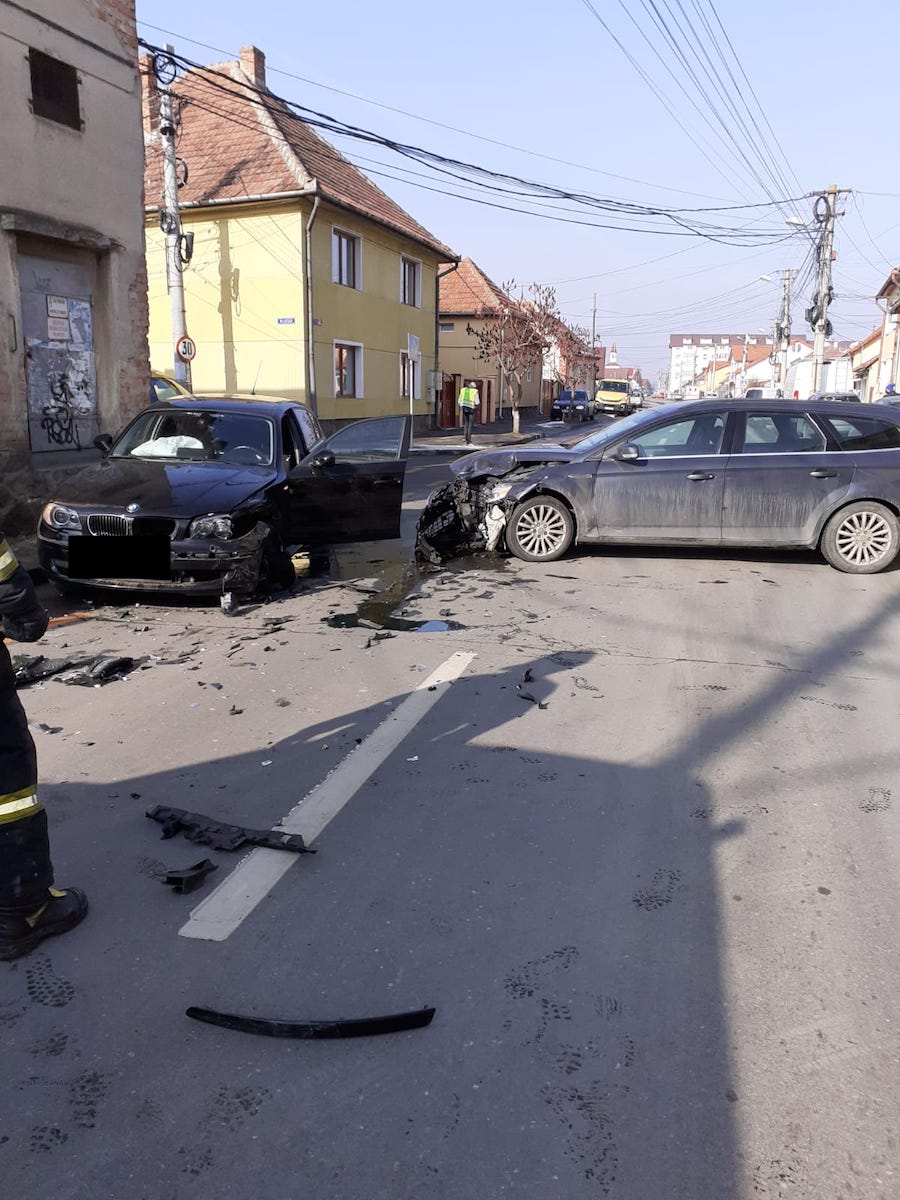 Coliziune între două mașini, în Țiglari. Un șofer a intrat în intersecție fără să acorde prioritate