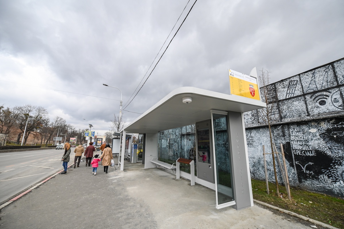 Primăria Sibiu: Stația smart de autobuz din Piața Teatrului, pusă în funcțiune