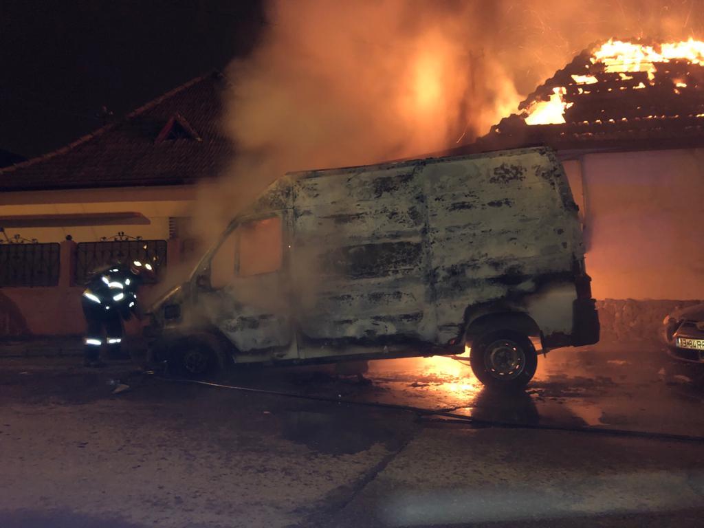 Microbuz incendiat, pe o stradă din Mediaș. Focul s-a extins la un depozit de fructe