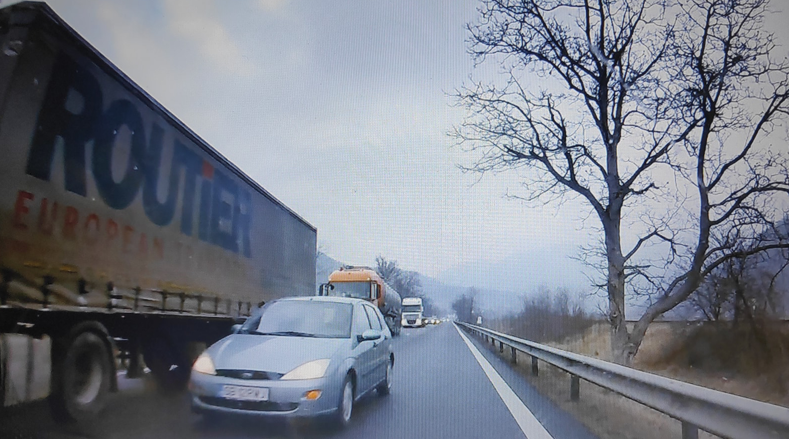 VIDEO-Șoferul unei mașini înmatriculate în Sibiu, aproape să provoace un accident frontal pe Valea Oltului