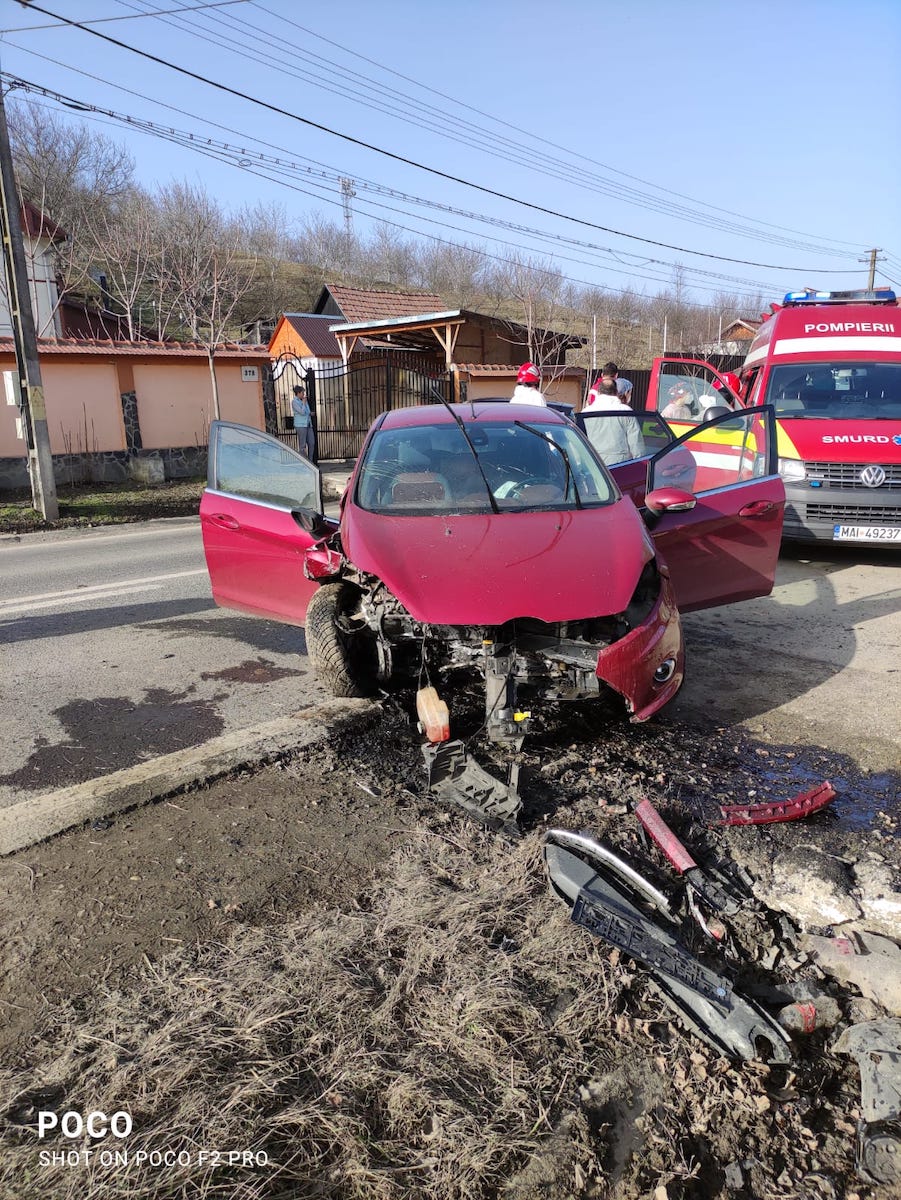 Un bărbat a ieșit cu mașina în afara drumului și s-a oprit într-un cap de pod. Ar fi adormit la volan