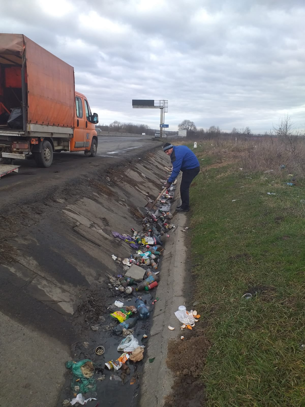 Opt tone de gunoi strânse lunar pe marginea drumului. ”Ce nu înțelege lumea este că lipsa unor coșuri, ori a unor coșuri golite, nu te îndreptățește să arunci mizerie pe jos”