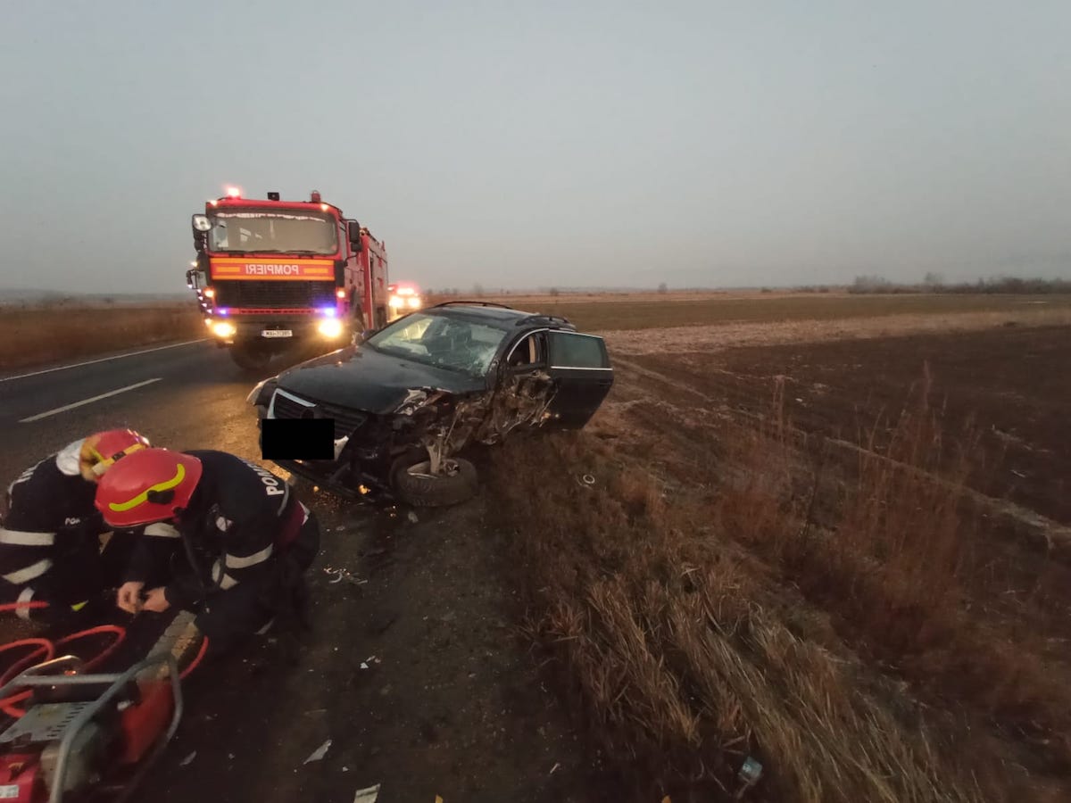 Coliziune frontală între un TIR și un autoturism. Un șofer a fost dus la spital cu dureri în piept