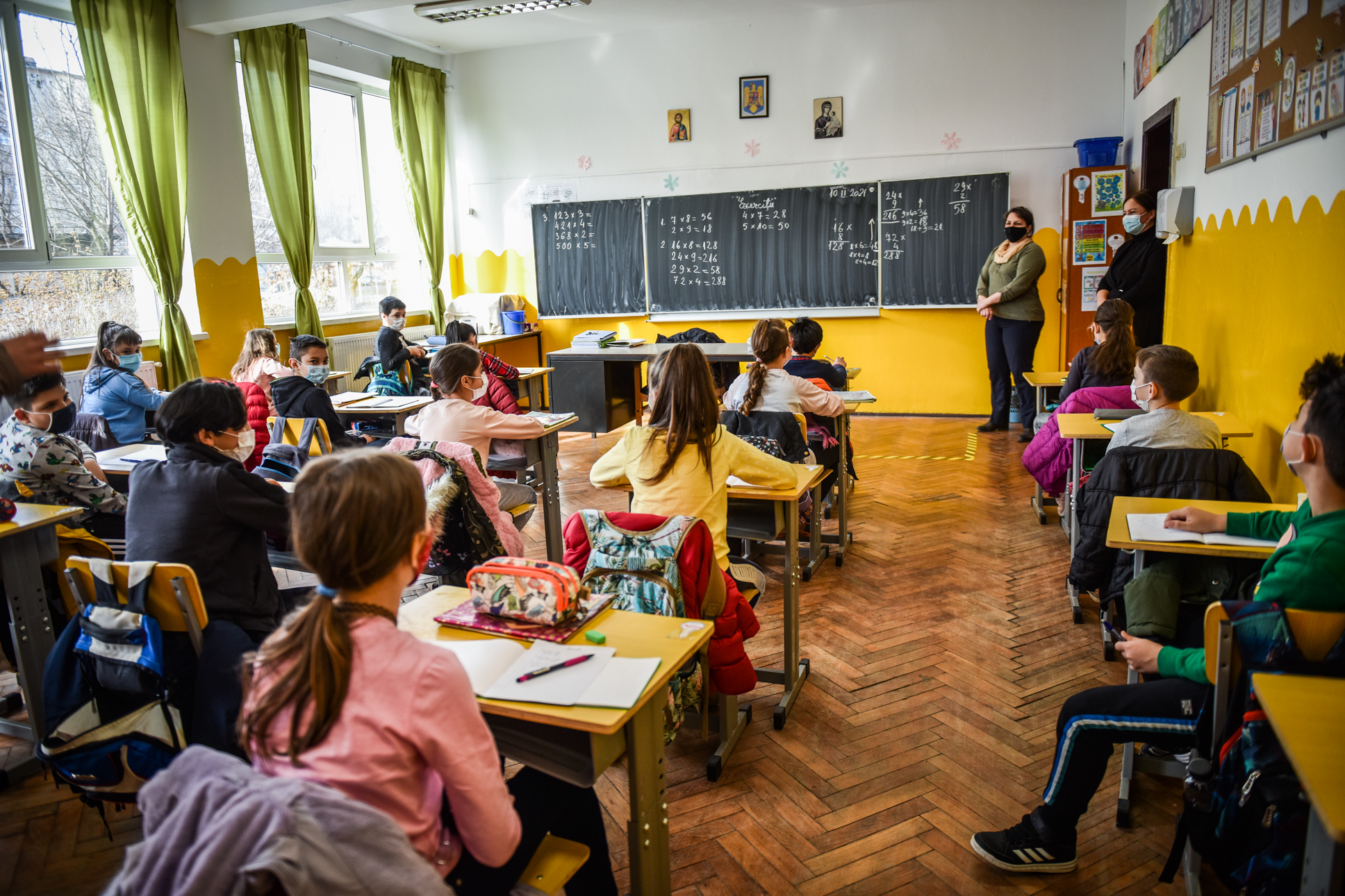 Peste 600 de persoane, cadre didactice și personal auxiliar, urmează să fie vaccinate în zilele următoare