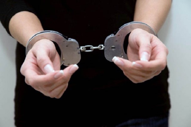 O tânără de 26 de ani a fost încarcerată după ce a încălcat în mod repetat arestul la domiciliu