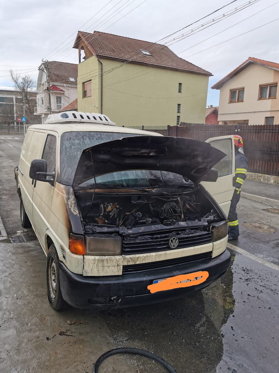 Un microbuz de transport marfă a luat foc, pe o stradă din Sibiu