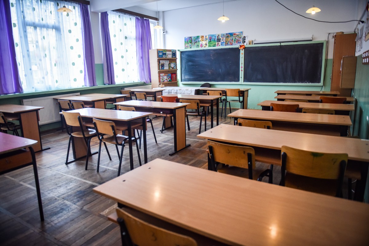 Cursurile la grădiniţe şi în învăţământul primar se vor suspenda la un caz confirmat de îmbolnăvire cu COVID-19