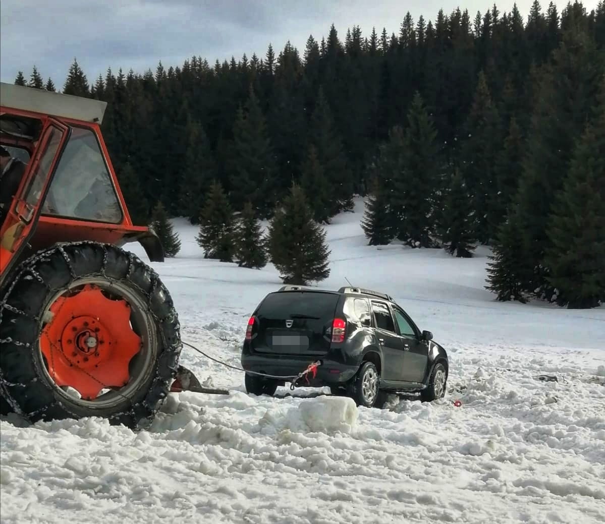 FOTO Blocați în zăpadă lângă pârtia Oncești
