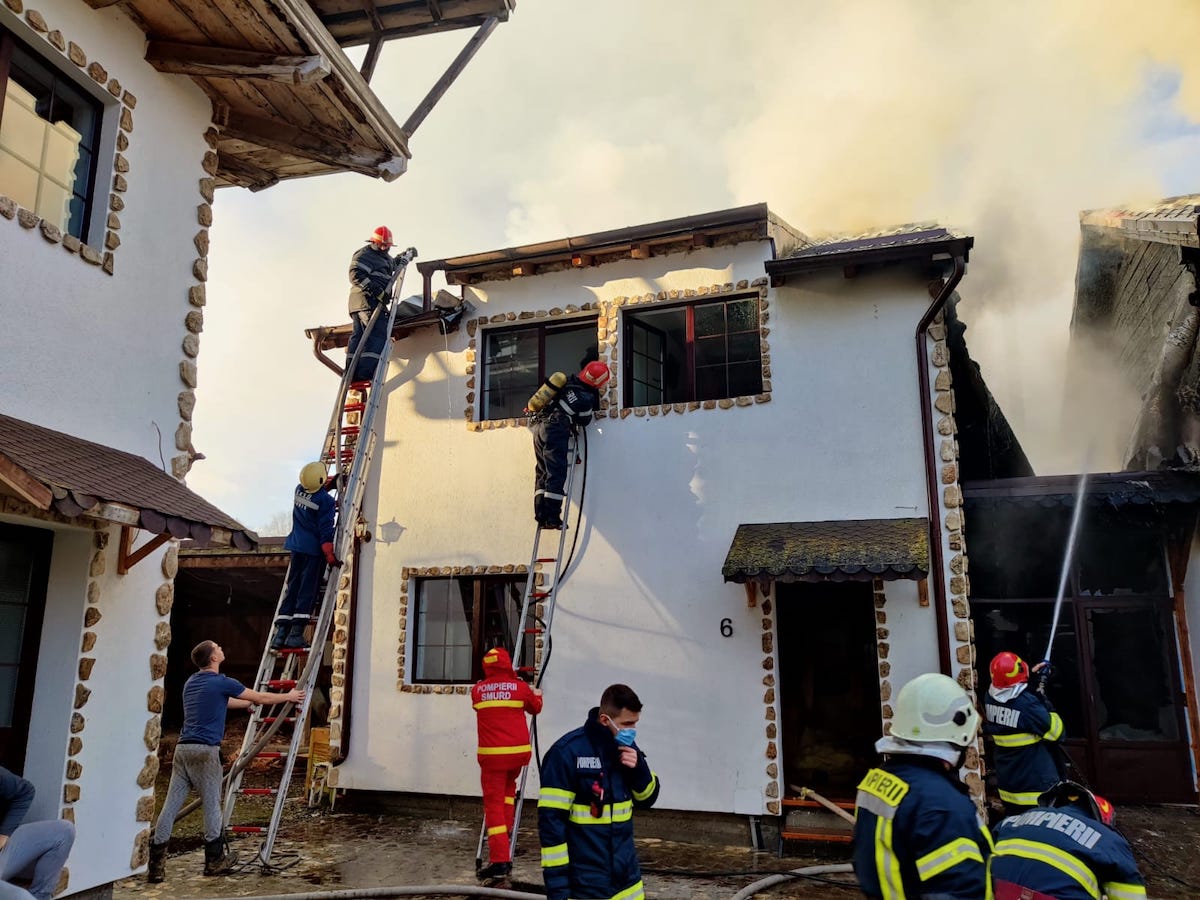 Incendiu la un complex turistic de pe Valea Avrigului. Turiștii s-au autoevacuat