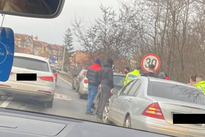 Carambol la Tălmaciu, din cauza unui șofer care nu a respectat distanța de siguranță