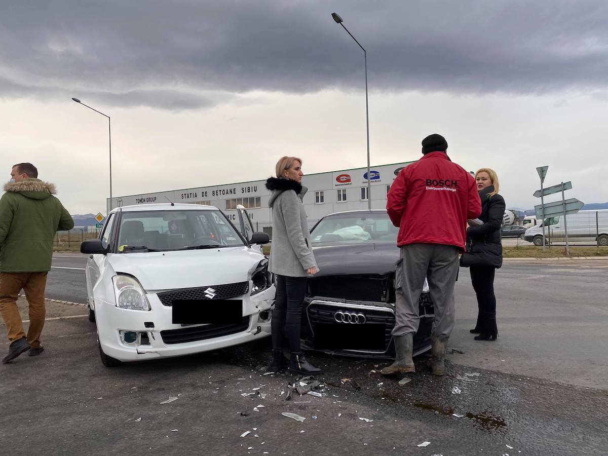 Tamponare între două autoturisme. O șoferiță nu a acordat prioritate în intersecție