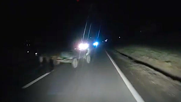 VIDEO-Cum reacționezi noaptea, la 80 km/h, când îți apare în față o căruță nesemnalizată