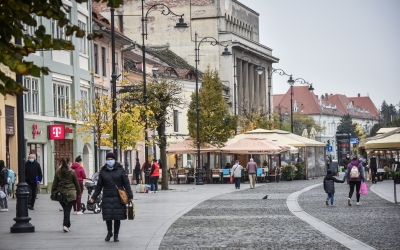 După un an de pandemie, mulți sibieni încă nu știu să poarte masca și să păstreze igiena